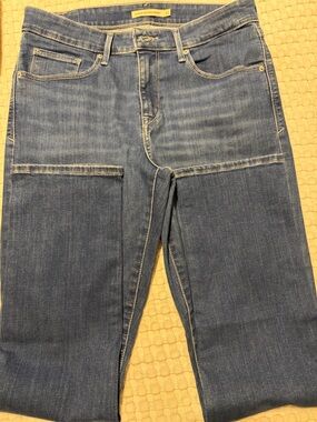 Levi Straight-Leg Women's Jeans in Medium Blue - Timeless Fit